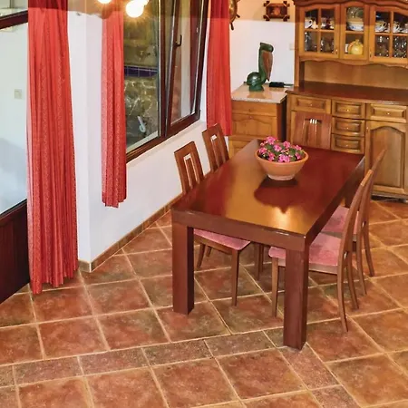 Three-bedroom Holiday In Velika